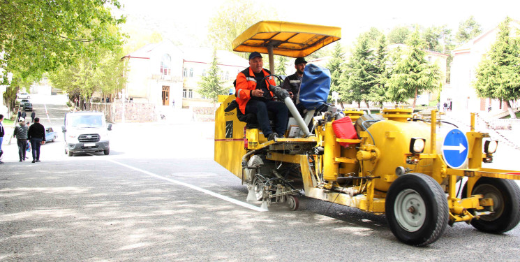 Daşkəsən şəhərinin prospekt və küçələrinə yeni yol xətləri çəkilir