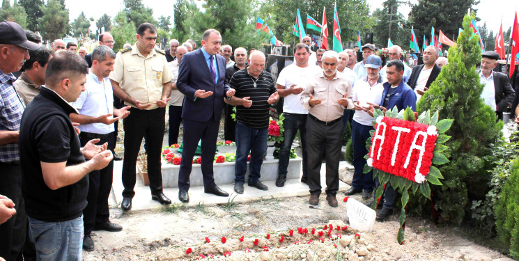 Daşkəsən Rayon İcra Hakimiyyətinin başçısı Orxan Abbasov daşkəsənli Vətən müharibəsi şəhidi Elnur Məmmədovun atası İsrafil Məmmədovun dəfn mərasimində iştirak edib