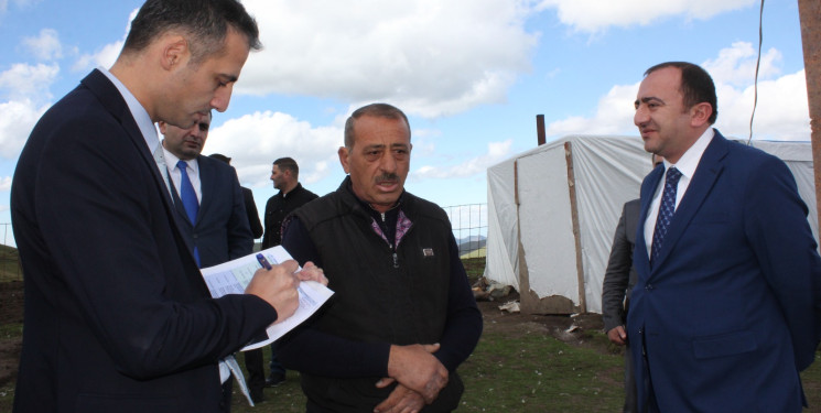 Daşkəsən Rayon İcra Hakimiyyətində “Azərbaycan Respublikasında kənd təsərrüfatı, balıqçılıq və akvakultura məhsullarının istehsalı və emalı sahələrinin inkişafına dair 2026–2030-cu illər üçün Dövlət Proqramı”nın icrasının təmin edilməsi məqsədilə yaradılmış rayon Qərargahının növbəti iclası olub və təsərrüfatlara yerində baxış keçirilib