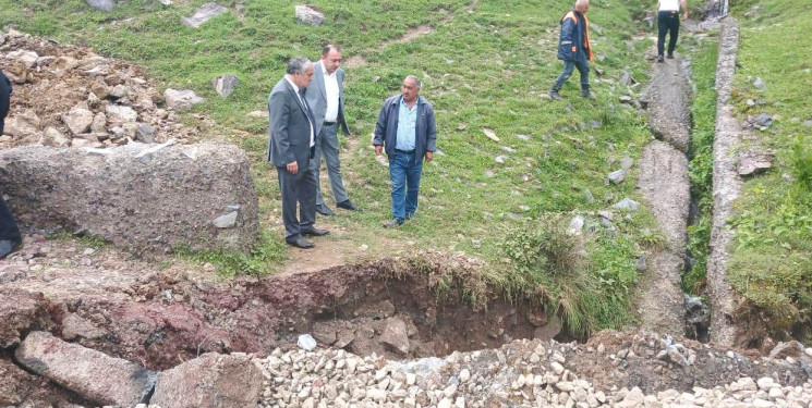 Daşkəsən Rayon İcra Hakimiyyətinin başçısı Orxan Abbasov Daşkəsən–Əmirvar–Qabaqtəpə avtomobil yolunun  intensiv yağıntılar nəticəsində zərər görmüş hissəsində aparılan bərpa işlərinə baxış keçirib