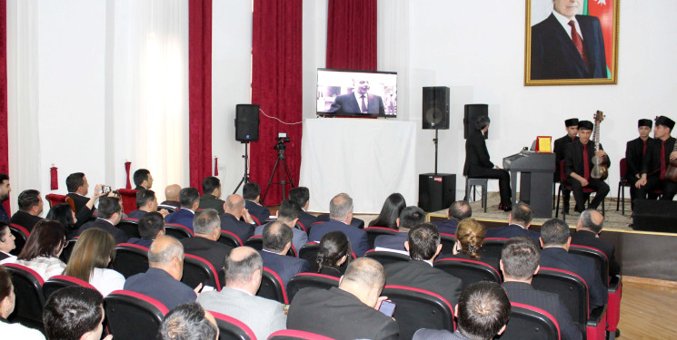 Daşkəsəndə Ümummilli Lider Heydər Əliyevin anadan olmasının 103-cü ildönümü münasibətilə ümumrayon toplantısı keçirilib, Ulu Öndərin sevimli mahnı və musiqilərindən ibarət konsert proqramı təşkil olunub