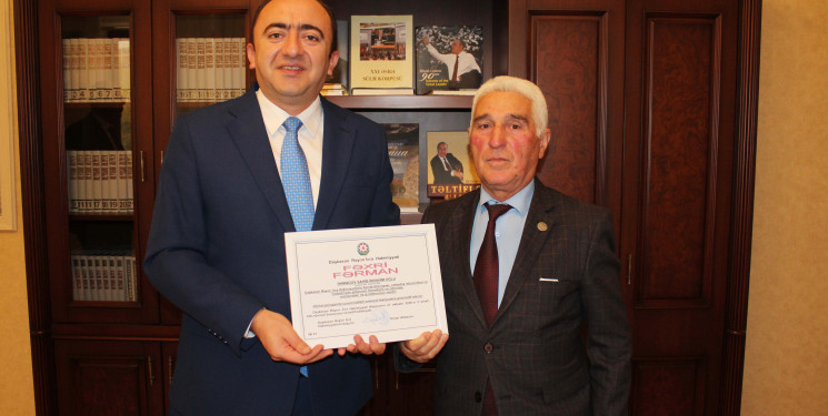Daşkəsən Rayon İcra Hakimiyyətinin başçısı Orxan Abbasov dövlət qulluğunda uzunmüddətli səmərəli fəaliyyətlərinə görə RİHBA-nın Sənədlərlə və vətəndaş müraciətləri ilə iş sektorunun müdiri Əhmədov Sahib İbrahim oğlunu və Qaraqullar kənd inzibati ərazi dairəsi üzrə nümayəndə Bayramov Elbrus Yaqub oğlunu Fəxri Fərmanla təltif edib