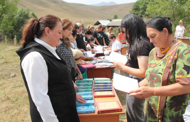 Daşkəsənin Xoşbulaq kəndində “Konstitusiya və Suverenlik İli”nə həsr olunmuş kitab sərgisi təşkil edilib
