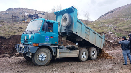 Daşkəsən rayonunda Daşkəsən-Alunitdağ avtomobil yolunda sel suları nəticəsində baş vermiş torpaq sürüşməsinin nəticələri aradan qaldırılır