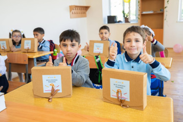 Daşkəsən rayonunda birinci sinfə qədəm qoyan bir qrup məktəbliyə 15 sentyabr – Bilik Günü münasibətilə “AzerGold” QSC  hədiyyə verib