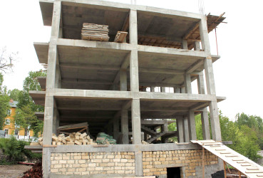 Daşkəsən Rayon İcra Hakimiyyətinin başçısı Orxan Abbasov şəhər ərazisində qəzalı vəziyyətdə olan binanın sakinləri üçün yeni inşa edilən yaşayış binasında aparılan tikinti işləri ilə tanış olub