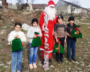 Daşkəsəndə şəhid, qazi övladlarına və bir qrup azyaşlıya bayram sovqatı təqdim olunub