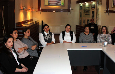 Daşkəsəndə “Dövlət idarəçiliyində və mediada Azərbaycan ədəbi dilinin düzgün tətbiq olunması” mövzusunda dəyirmi masa təşkil edilib