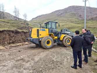 Daşkəsən rayonunda Daşkəsən-Alunitdağ avtomobil yolunda sel suları nəticəsində baş vermiş torpaq sürüşməsinin nəticələri aradan qaldırılır