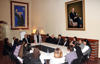 Daşkəsəndə “Dövlət idarəçiliyində və mediada Azərbaycan ədəbi dilinin düzgün tətbiq olunması” mövzusunda dəyirmi masa təşkil edilib