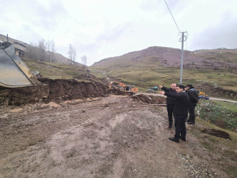 Daşkəsən rayonunda Daşkəsən-Alunitdağ avtomobil yolunda sel suları nəticəsində baş vermiş torpaq sürüşməsinin nəticələri aradan qaldırılır