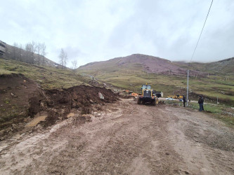 Daşkəsən rayonunda Daşkəsən-Alunitdağ avtomobil yolunda sel suları nəticəsində baş vermiş torpaq sürüşməsinin nəticələri aradan qaldırılır