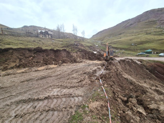 Daşkəsən rayonunda Daşkəsən-Alunitdağ avtomobil yolunda sel suları nəticəsində baş vermiş torpaq sürüşməsinin nəticələri aradan qaldırılır