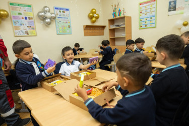 Daşkəsən rayonunda birinci sinfə qədəm qoyan bir qrup məktəbliyə 15 sentyabr – Bilik Günü münasibətilə “AzerGold” QSC  hədiyyə verib